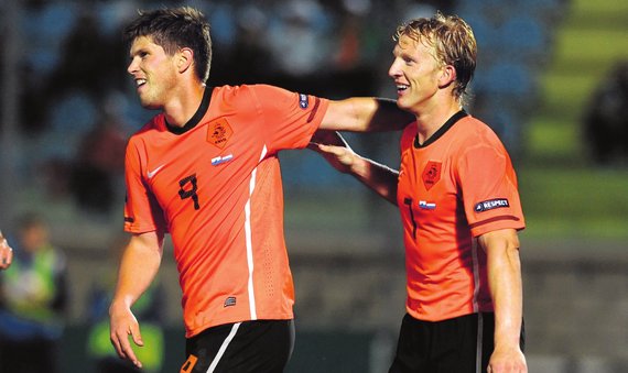 Spits Klaas-Jan Huntelaar (links), deze week van AC Milan verhuisd naar Schalke 04, scoorde drie doelpunten voor Oranje tegen San Marino.