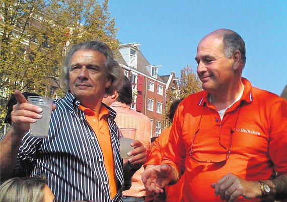 Willem Scholten (links) praat tijdens een boottochtje met RDM-baas Joep van den Nieuwenhuyzen, Koninginnedag 2009