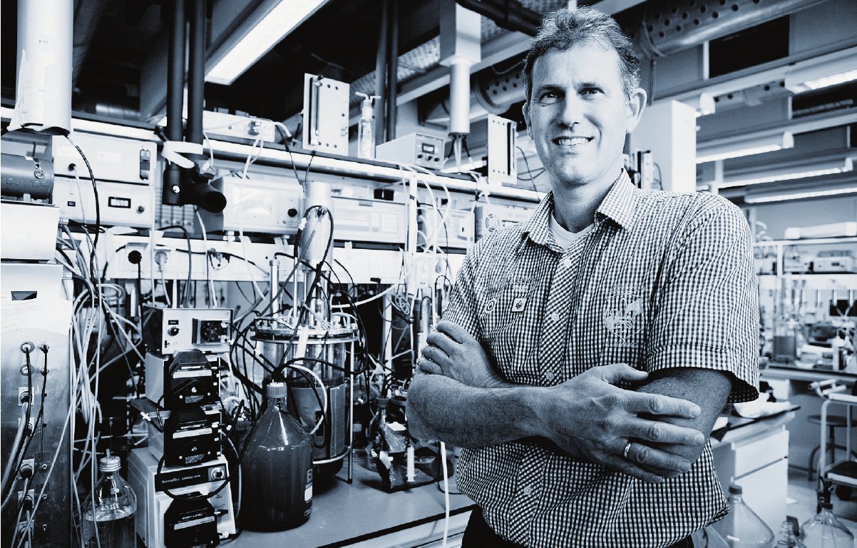 Mike Jetten in zijn laboratorium aan de Radboud Universiteit in Nijmegen.